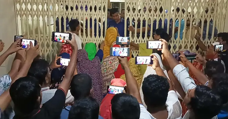 থানার সামনে বিক্ষোভ